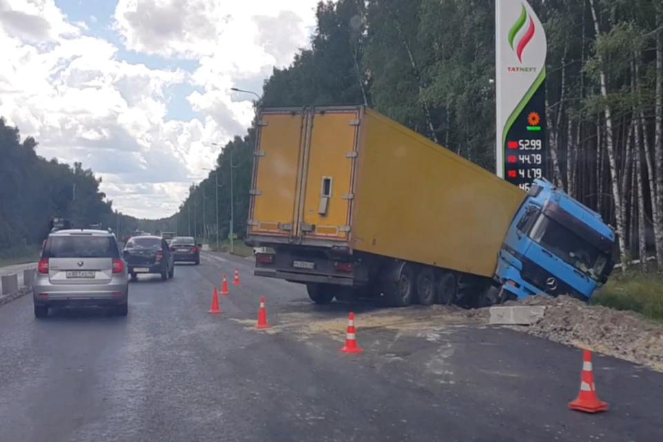 На снимке: М5 «Урал». Первая мысль при виде сложившейся фуры в кювете недалеко от села Путятино - может, уснул за рулем? Только потом разглядел побитый бетонный блок в песке справа. Фото автора.