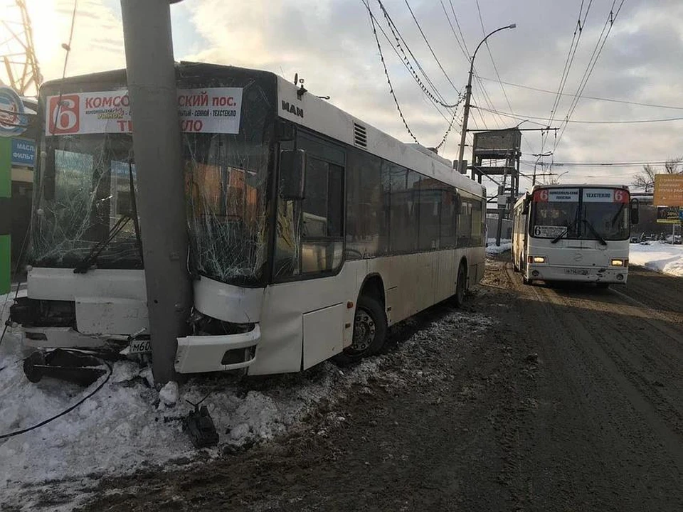 Автобус врезался в столб. Фото городской Госавтоинспекции
