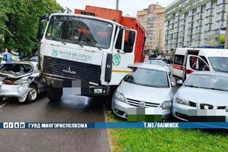 Мусоровоз в Минске разбил несколько припаркованных автомобилей. Фото: Телеграм-канал УГАИ ГУВД Мингорисполкома