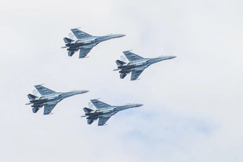 "Русские Витязи" выполнили несколько фигур высшего пилотажа в небе над Амурским заливом