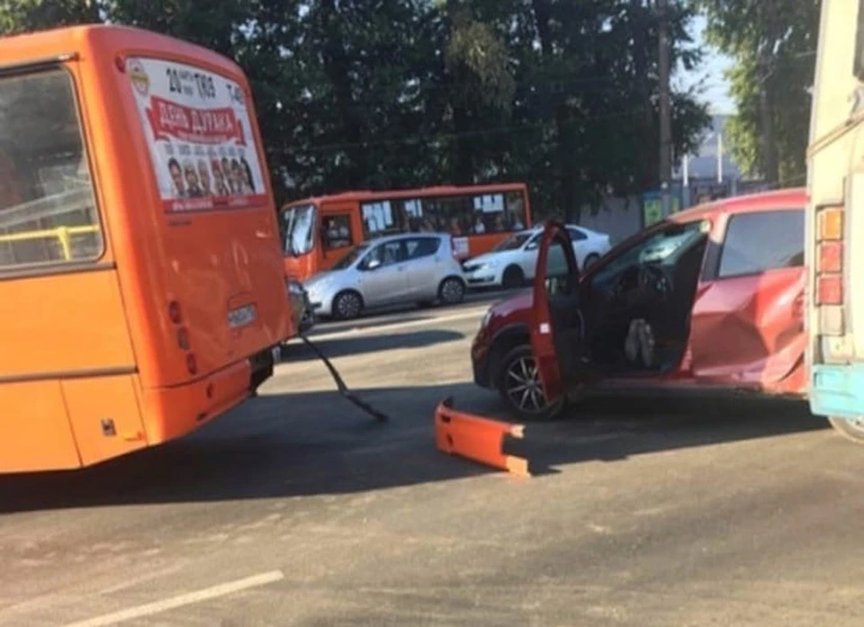 Столкновение маршрутки и легковушки перекрыло движение по Московскому шоссе. ФОТО: "Регион-52".