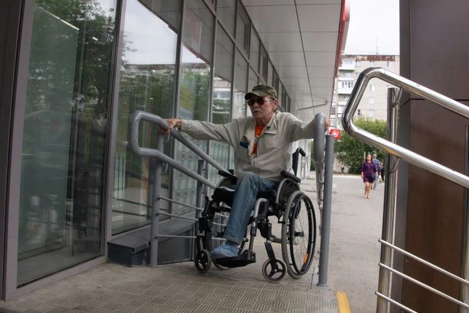 Редкий пандус на входе в магазин, по которому человек в инвалидном кресле может подняться самостоятельно.