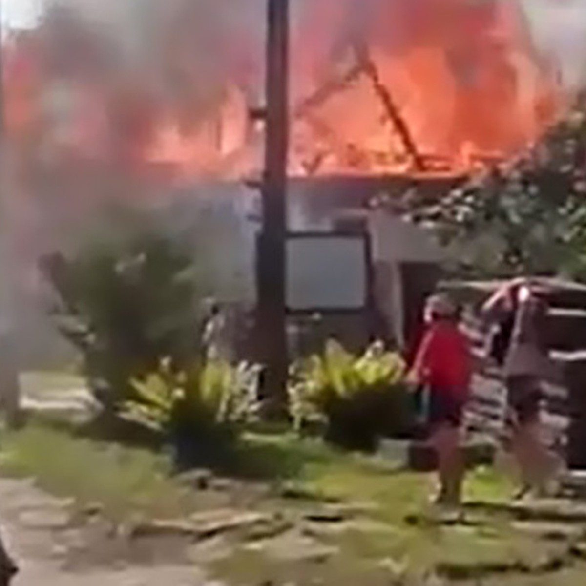 Столб дыма видно из Нижнего»: Опубликовано видео страшного пожара в поселке  Неклюдово - KP.RU