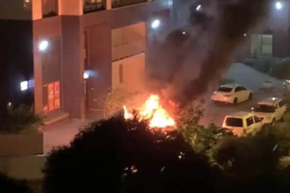 Машина сгорела во дворе жилого дома в Петербурге в ночь на 30 июля
