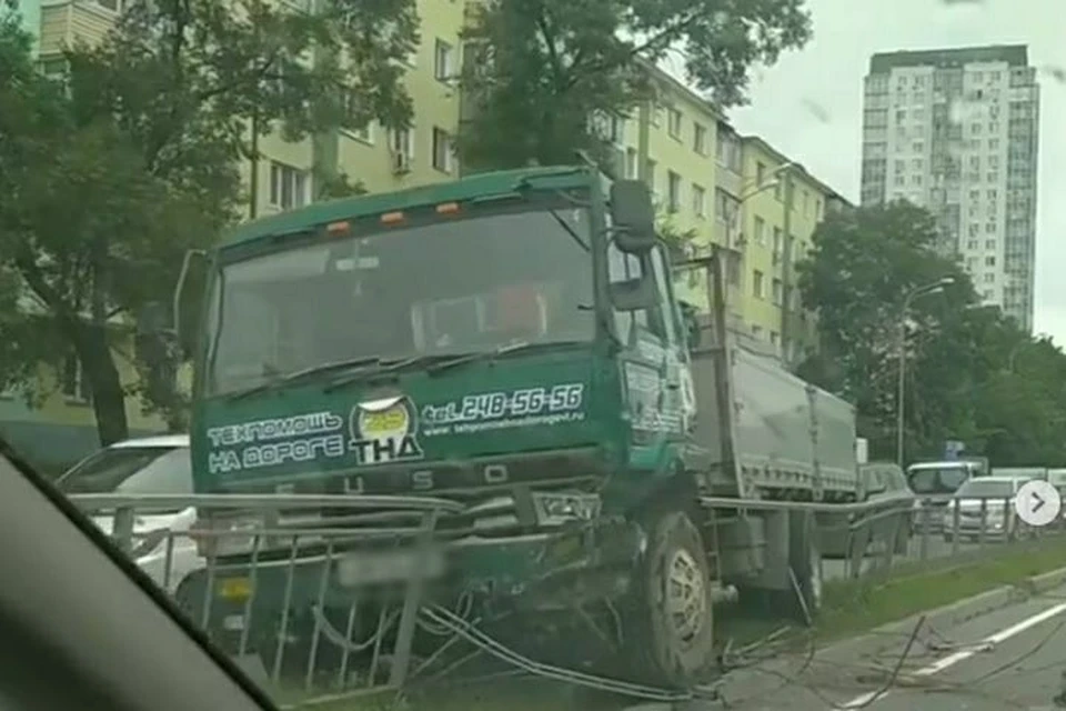 Груженый Fuso врезался в ограждения