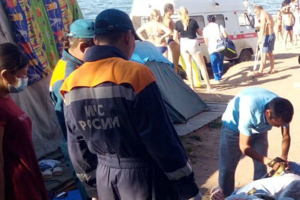 Туристка получила травму во время катания на ватрушке по Байкалу.