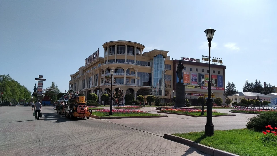 На площади установят урны, фонари, перголы, качели, скамейки, клумбы