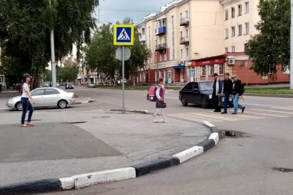 Дети возле пешеходного перехода напугали новокузнецких водителей