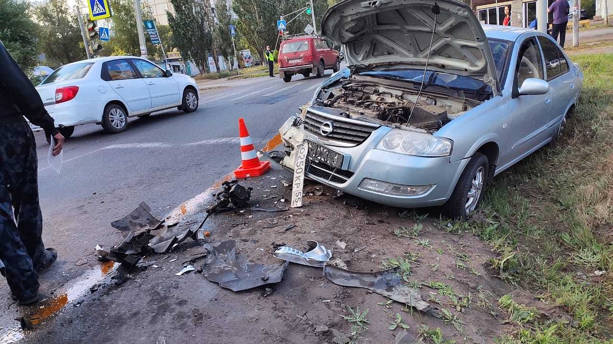 На камеру попала серьезная авария с маршруткой в Омске - KP.RU