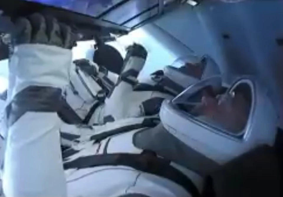 На Землю вернутся два астронавта