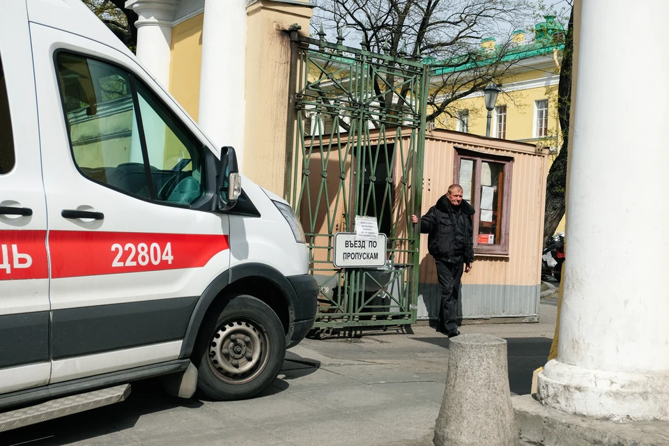 На трехлетнюю девочку рухнул шкаф в Ленинградской области