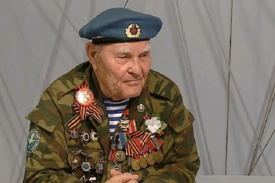 Старейший десантник России награжден орденами и медалями, но главная награда ветерана - долгие годы активной жизни. Фото красспорта.