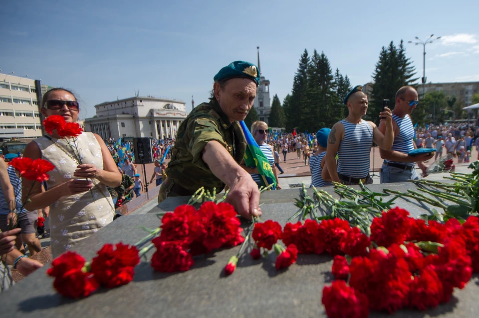 Десантники прошли крестным ходом по Красной площади в День ВДВ