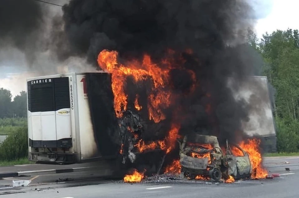Горят два автомобиля Фото: ДТП и ЧП Петербурга