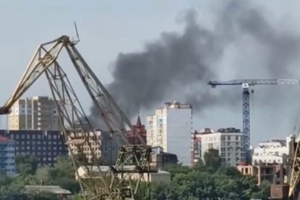 В центре Тюмени горит дом. Фото из паблика "ЧП Тюмень" "ВКонтакте"