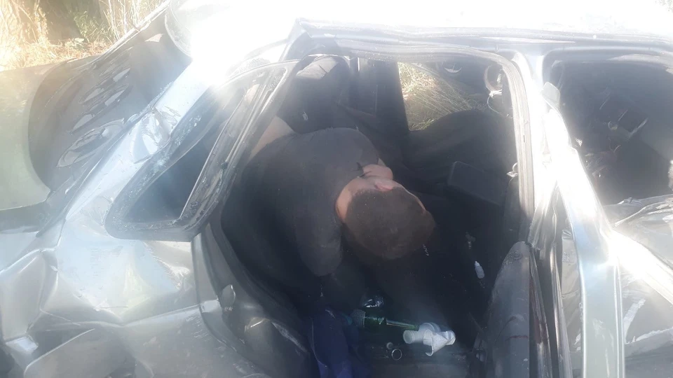 Водитель разогнался, не справился с управлением, врезался сначала в забор, а потом в дерево. Фото предоставлено источником, знакомым с ситуацией