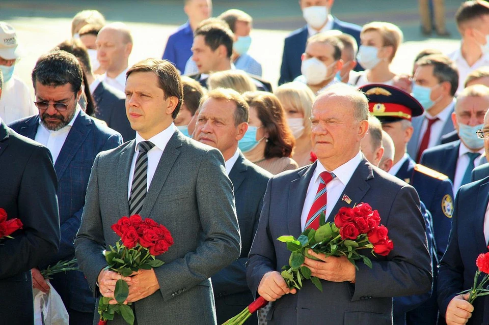 Орловцы возложили цветы к стеле на бульваре Победы. Фото: пресс-служба администрации Орла