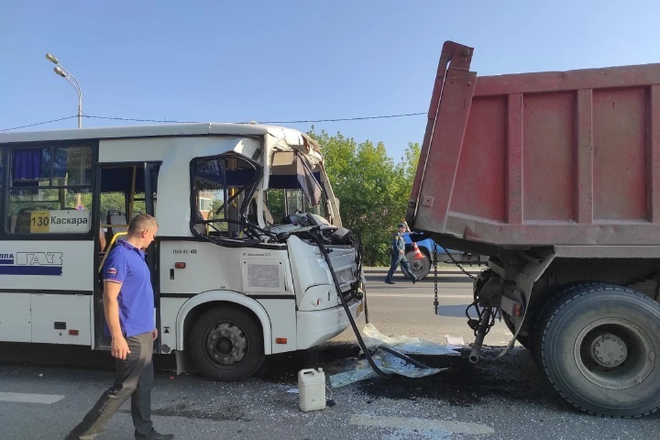 Водителю стало плохо: в Тюмени автобус с пассажирами попал в ДТП