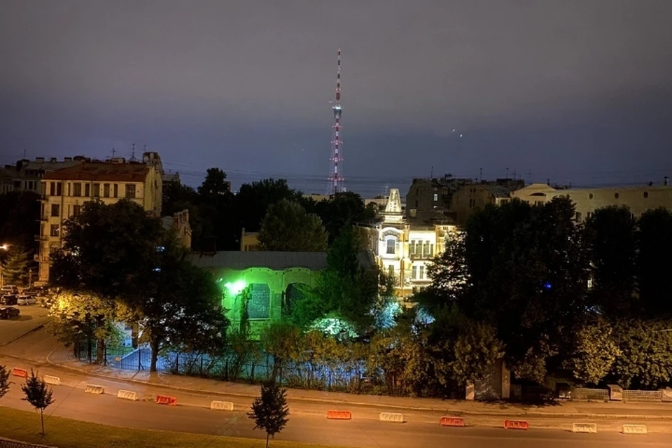 Подсветка на телебашне Санкт-Петербурга погасла в знак траура по погибшим во взрыве в Бейруте.