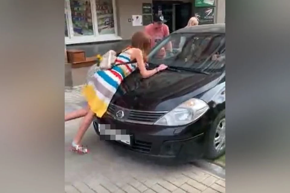 Возмущенная девушка не давала проехать водителю по тротуару. Фото: стоп-кадр