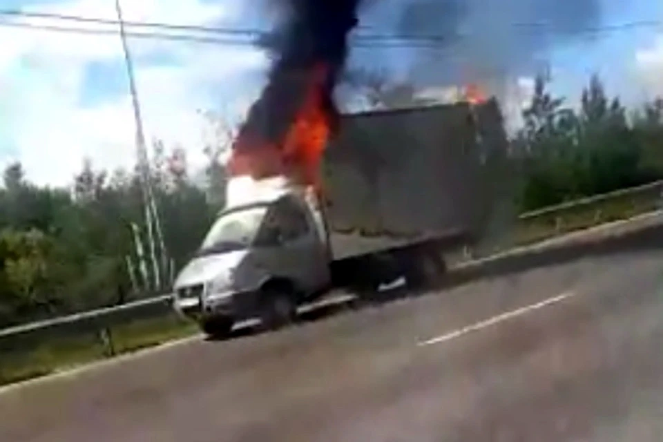 Водитель выскочил из горящей машины. Фото: стопкадр из видео/vk.com/ostorozhno_tver.pozor_tver
