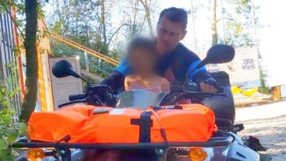 Спасатели доставили ребенка родителям на квадроцикле.