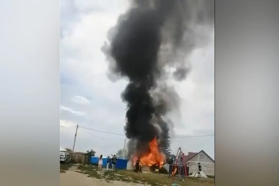 Тушить огонь до приезда пожарных сибирякам помогали соседи. Фото: Кадр из видео, предоставленного очевидцами