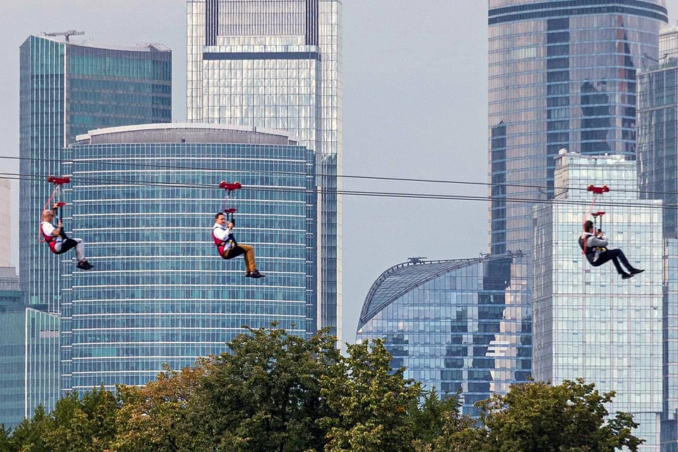 Экстрим, высота, эмоции - все это соединилось в новом аттракционе Zipline (зиплайн) Skypark Moscow на территории спортивно-туристического комплекса "Воробьевы горы"