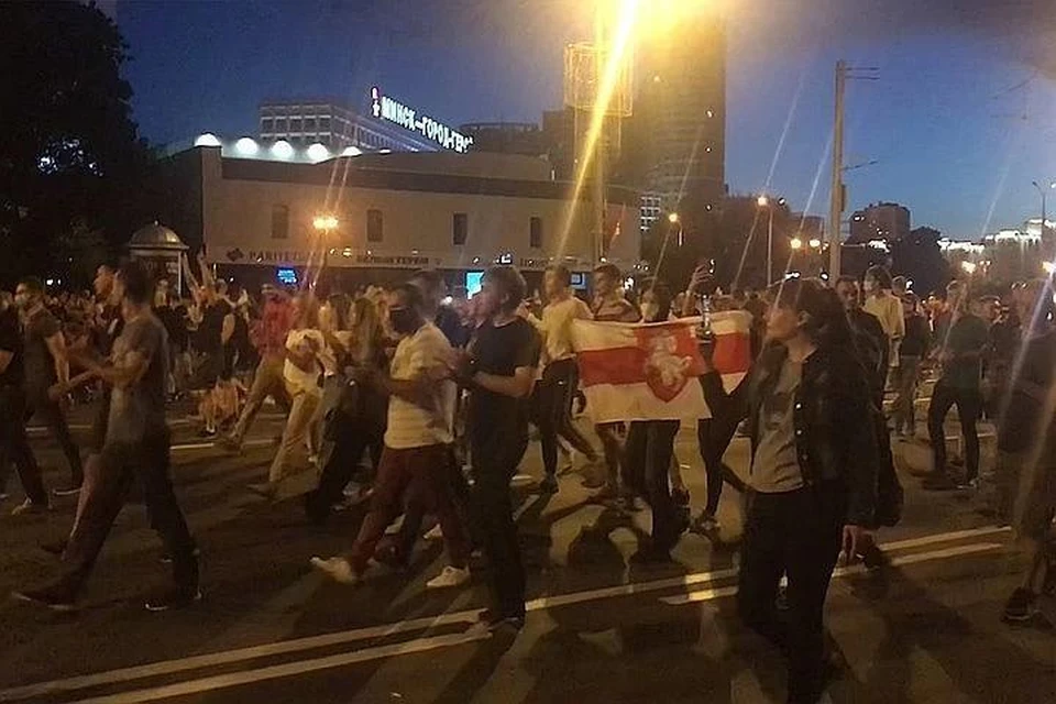 В центре Минска начали сооружать баррикады
