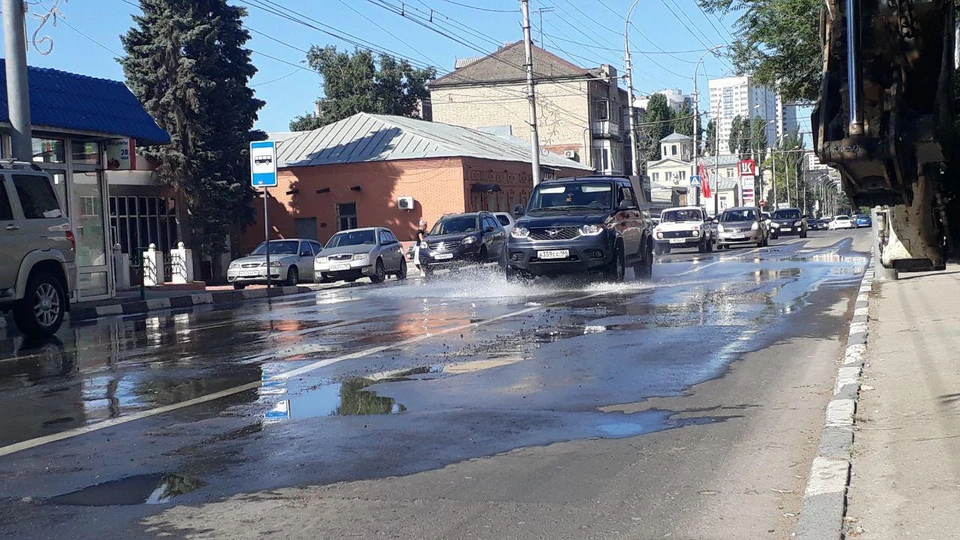 Саратов заливает водой из коммунальных аварий - купальный сезон продолжается