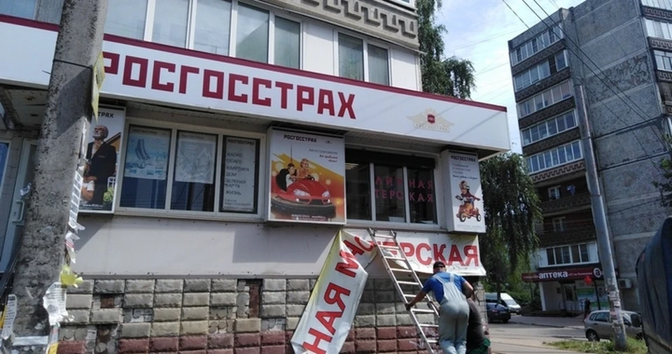 На улицах Смоленска проходит реконструкция незаконной рекламы. Фото: пресс-служба администрации Смоленска.