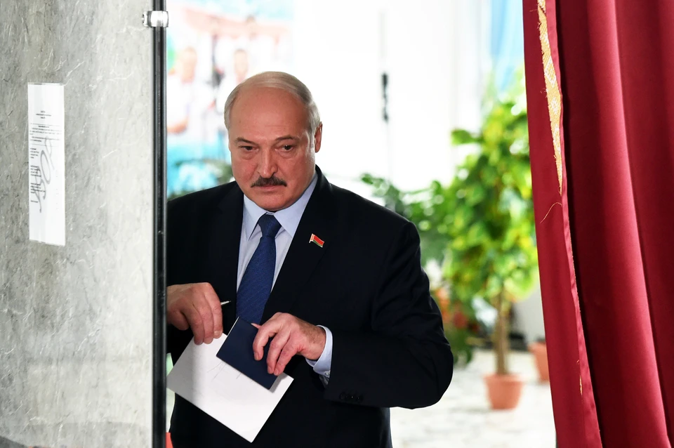 После выборов президента в Беларуси 9 августа 2020 года перед Александром Лукашенко встал нелегкий выбор.