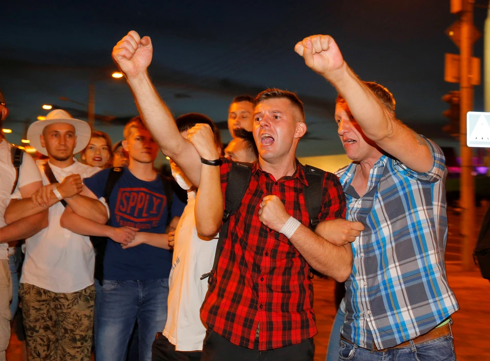 Участники вечерних шествий оппозиции в Минске, 9 августа 2020 г.