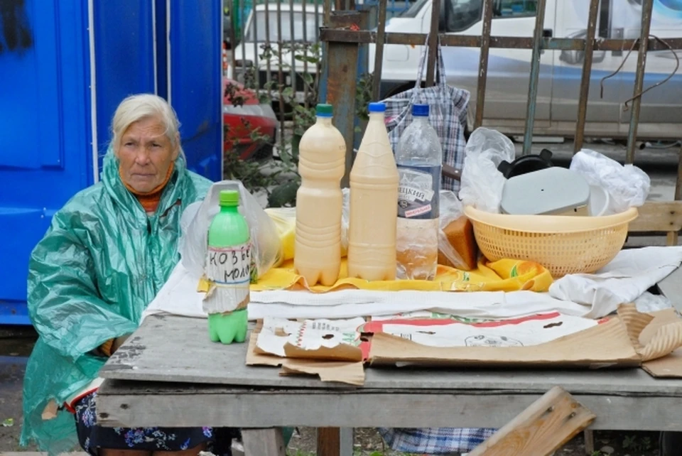 Омичи в жару продают на открытом воздухе скоропортящиеся продукты.