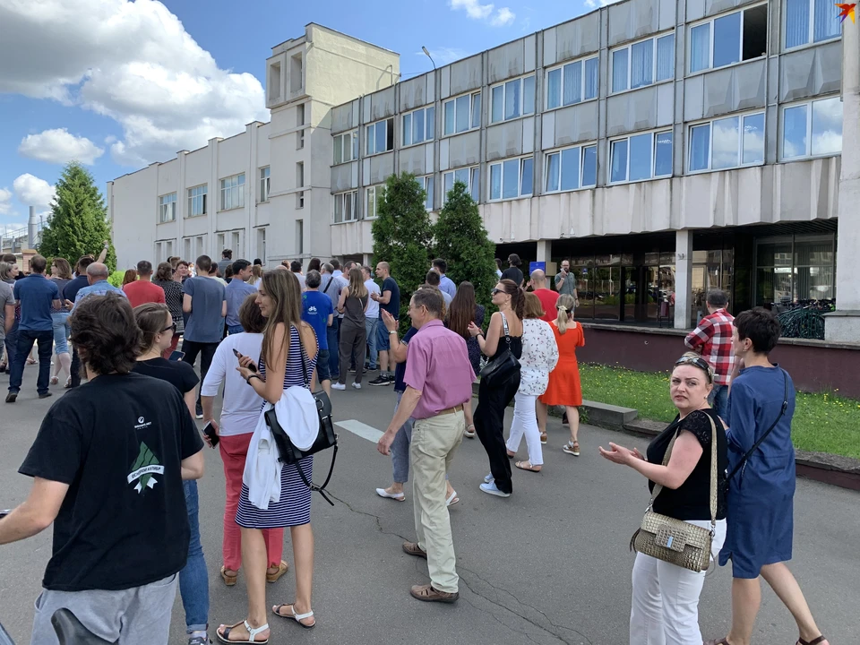 Люди во время своего обеденного перерыва прошли от «Белэнергосетьпроект» до Минского электротехнического завода. А затем вернулись на рабочие места