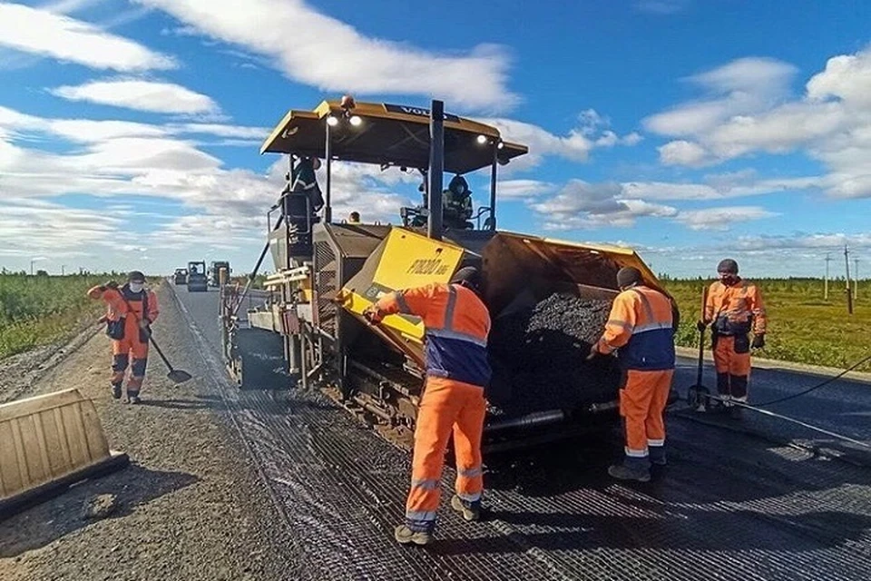 Дорогу Новый Уренгой – Коротчаево рабочие реконструируют в две смены Фото: администрация Нового Уренгоя