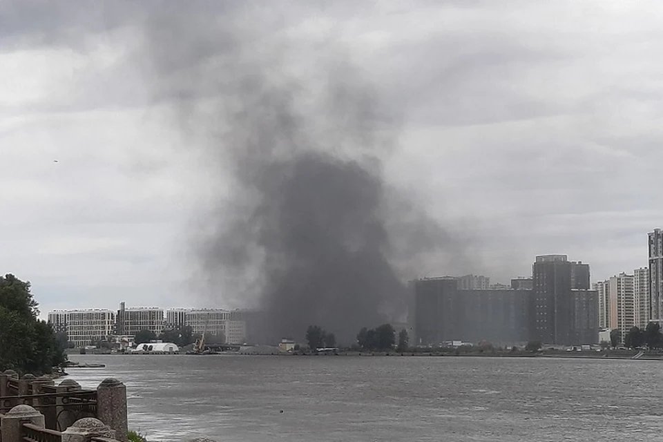Сильный пожар возник на Октябрьской набережной. Фото: vk.com/spb_today