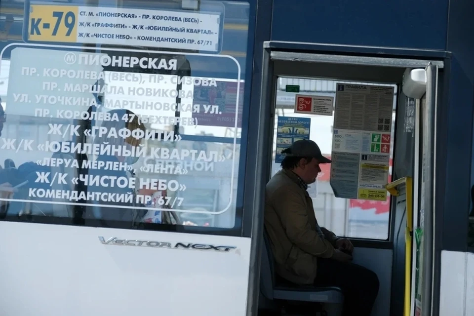 Водители петербургских маршруток боятся за свое здоровье из-за пассажиров, которые не носят маски.