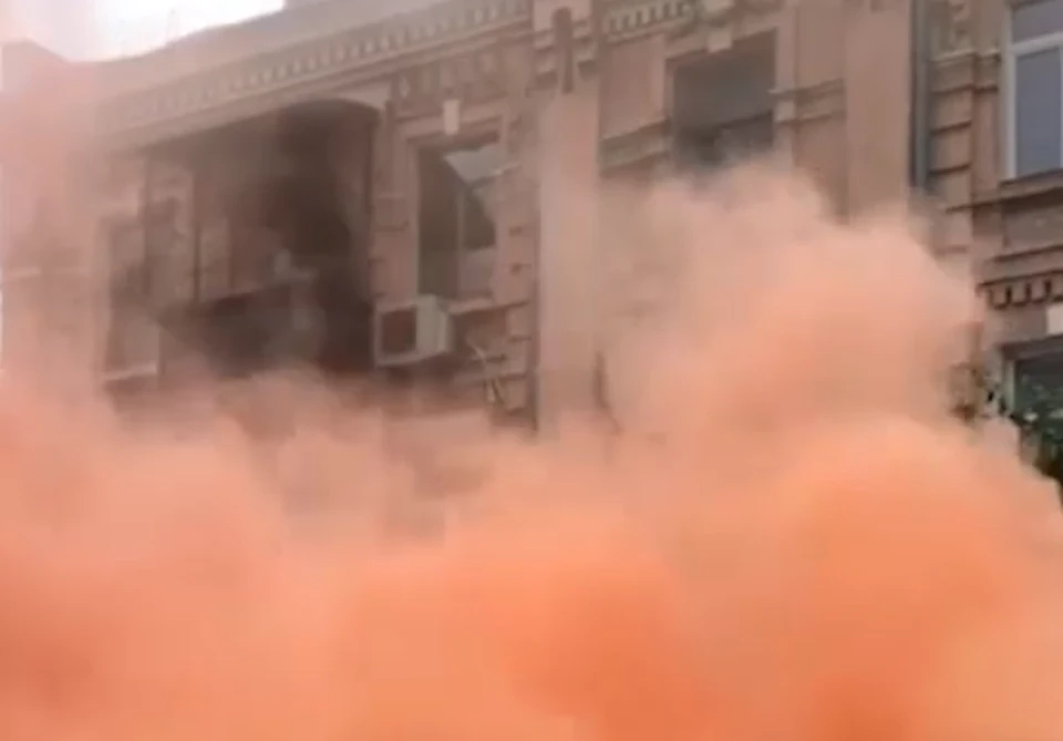 Митинг около посольства Беларуси в Киеве: собравшиеся жгут дымовые шашки