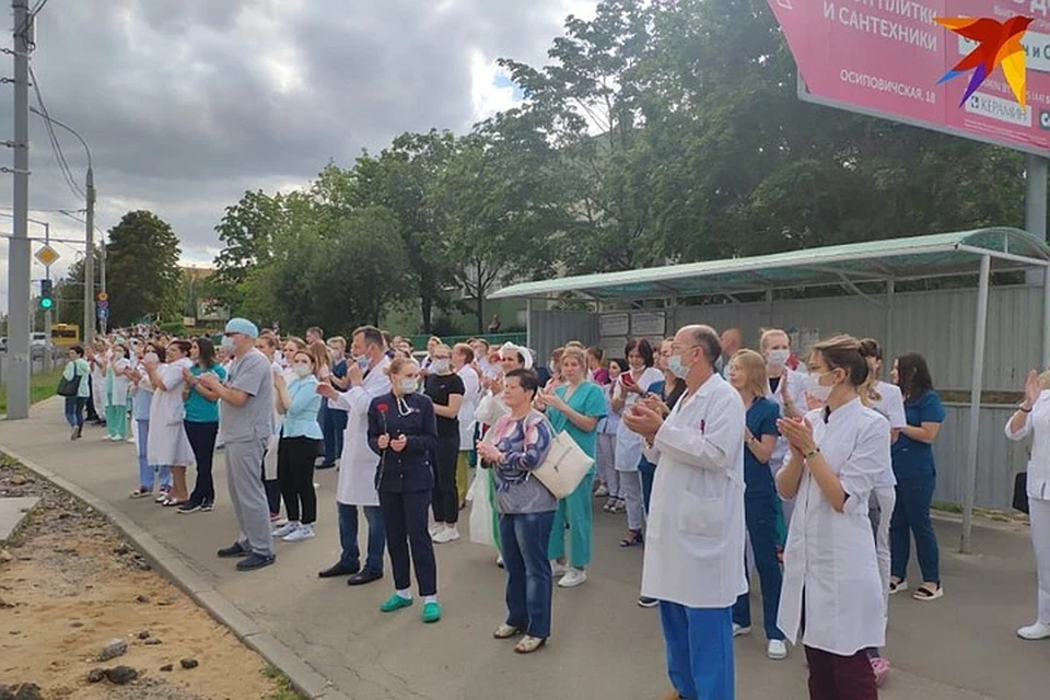 Медики в знак протеста против насилия вышли к больнице скорой помощи в Минске