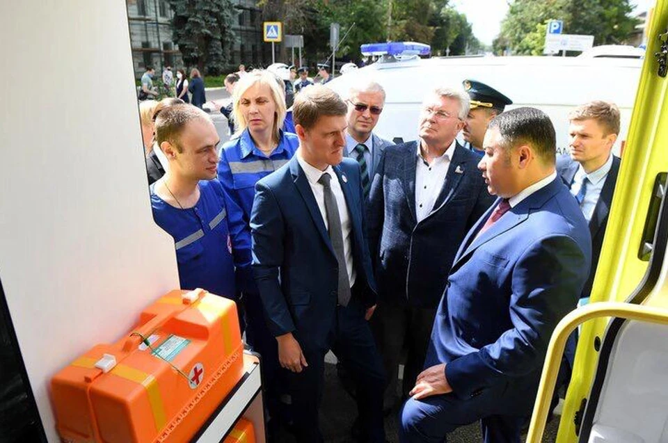 Губернатор регулярно передает новые машины для медорганизаций. Фото: ПТО