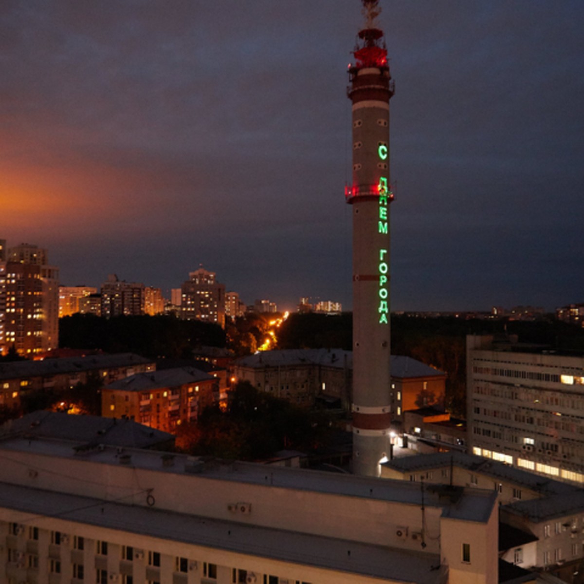 Башня на улице Блюхера с помощью подсветки поздравила Екатеринбург с Днем  города - KP.RU