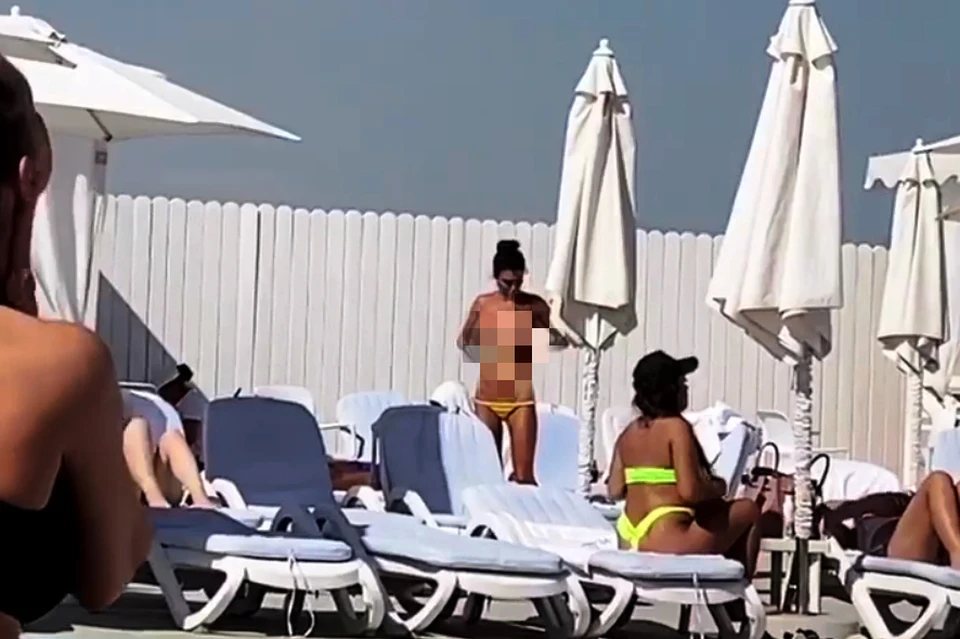 Девушка осталась лишь в крохотных желтых бикини. Фото: кадр из видео.