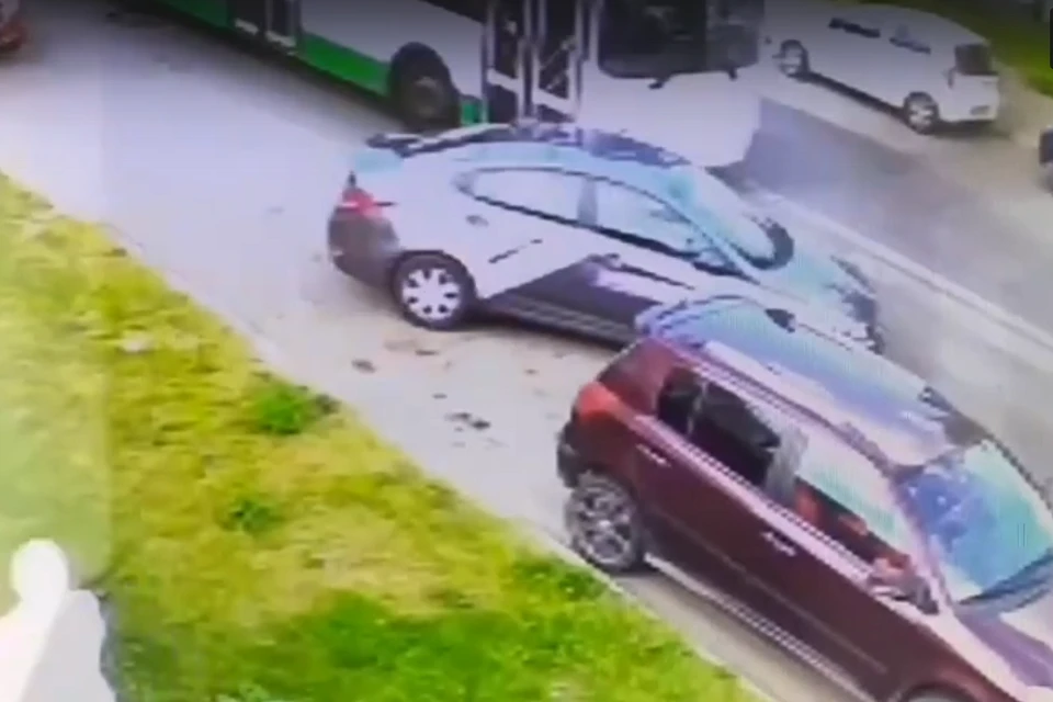 На Детской улице каршеринг попал под автобус. Фото: vk.com/spb_today