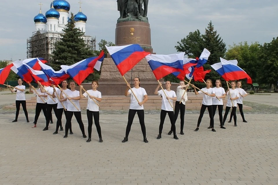 Сверхмарафон проходил в форме эстафеты, в которой участники поочередно несли государственные флаги. Фото: Луганский информационный центр