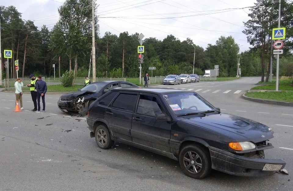 Автомобили не смогли разъехаться на перекрестке. Фото: отделение пропаганды УГИБДД по Екатеринбургу