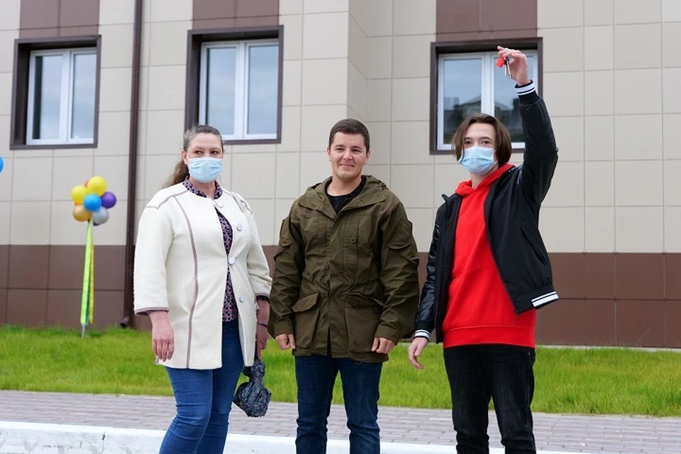 В Коротчаево губернатор вручил ключи от новых квартир переселенцам из авариек Фото: администрация Нового Уренгоя