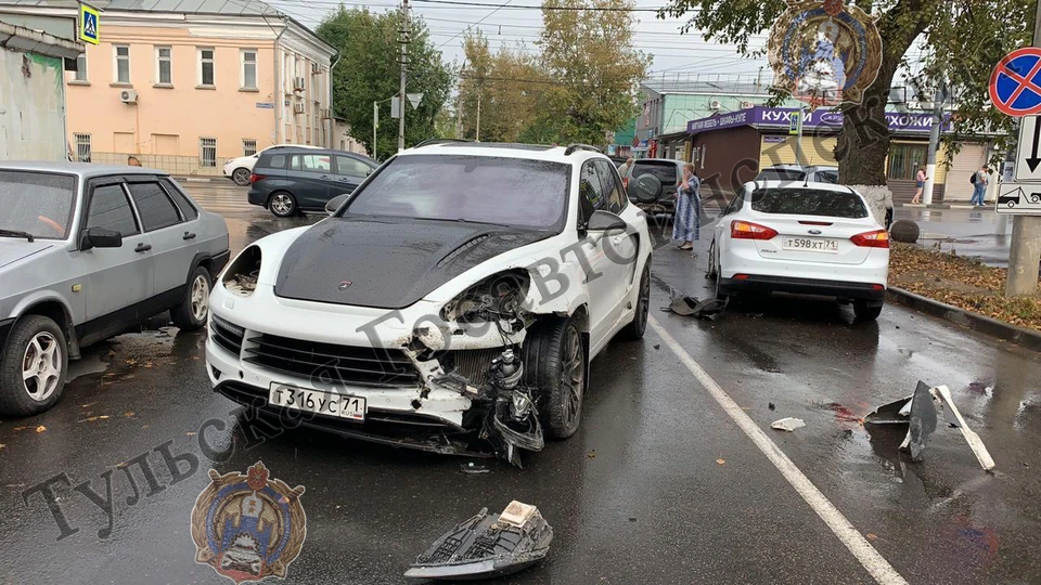 В Туле на перекрестке Оборонной с Колетвинова столкнулись 4 иномарки
