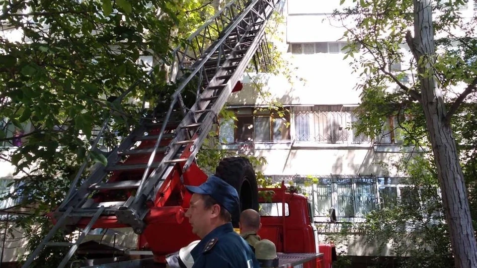 В Симферополе потушили пожар в многоэтажке. Фото: официальный сайт МЧС по Крыму.