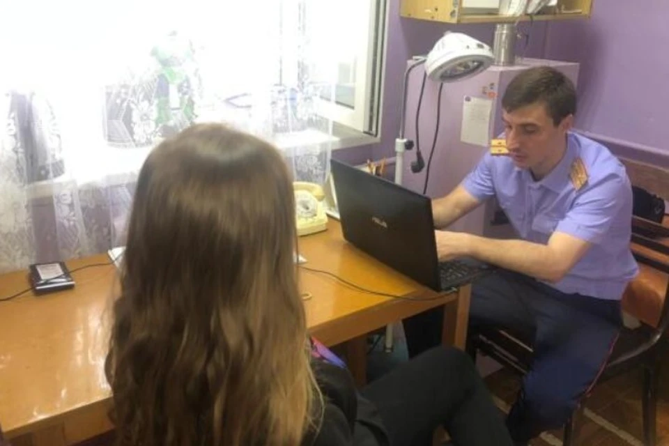 С девочкой работают крымские следователи-криминалисты. Фото: Следком РК